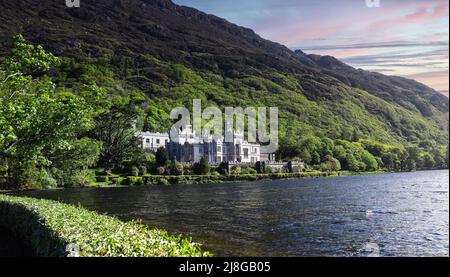 15.. Mai 2022, Pollacappul, County Galway, Irland - Kylemore Abbey und Victorian Walled Garden, Heimat des Benediktinerordens der Nonnen der Vergangenheit Stockfoto