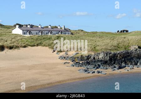 Reihe von alten Pflegern Piloten Hütten auf Ynys Llanddwyn islans Anglesey Ynys Mon Wales Cymru UK Stockfoto