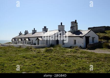 Reihe von alten Pflegern Piloten Hütten auf Ynys Llanddwyn islans Anglesey Ynys Mon Wales Cymru UK Stockfoto