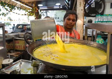 Pondicherry, Indien - 6.. Mai 2022: Zubereitung einer Badam-Milch in der KBS Kofi Bar in Law de Lauriston Street. Beliebtes indisches Getränk aus Milch und Mandeln Stockfoto