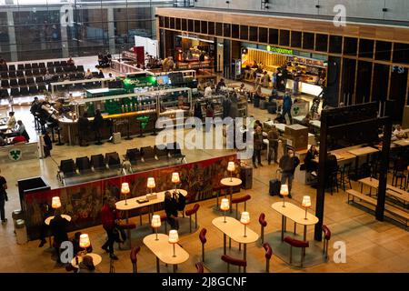 Berlin, Deutschland - Mai 2022: Lebensmittelbereich, im Inneren des Flughafens Berlin Brandenburg (ber, Willy Brandt) Stockfoto