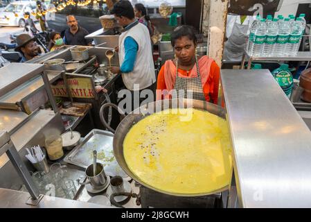 Pondicherry, Indien - 6.. Mai 2022: Zubereitung einer Badam-Milch in der KBS Kofi Bar in Law de Lauriston Street. Beliebtes indisches Getränk aus Milch und Mandeln Stockfoto