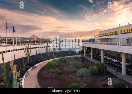 ARRECIFE, SPANIEN, 22. MÄRZ 2022: Eingang zu den Abflügen des Flughafens von Lanzarote, Kanarische Inseln, Spanien Stockfoto