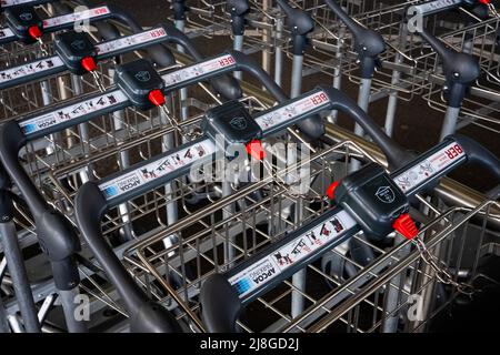 Berlin, Deutschland - Mai, 2022: Gepäckwagen am Flughafen Berlin Brandenburg Stockfoto