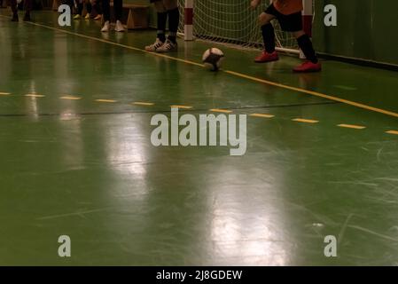 Kinder Futsal-Spieler, die einen Wurf in einem Spiel in spanien Stockfoto