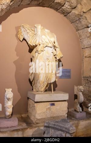 Geflügelte Statue der griechischen Göttin Nike (Römerzeit) im Side Archäologischen Museum, Türkei. Stockfoto