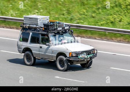 1997 90s Expedition LAND ROVER DISCOVERY TDI 2495cc Diesel Adventure SUV; Fahrt auf der Autobahn M61, Manchester, Großbritannien Stockfoto