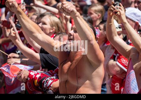 München, Deutschland. 15.. Mai 2022. Fans bei den Feierlichkeiten des FC Bayern München am 15. Mai 2022 auf dem Marienplatz in München. Der FC Bayern gewann 10. in Folge den Bundesliga-Titel. (Foto: Alexander Pohl/Sipa USA) Quelle: SIPA USA/Alamy Live News Stockfoto