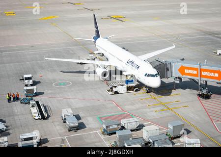 Berlin, Deutschland - Mai 2022: Lufthansa-Flugzeug am Flughafen Berlin Brandenburg (BER, Willy Brandt) Stockfoto