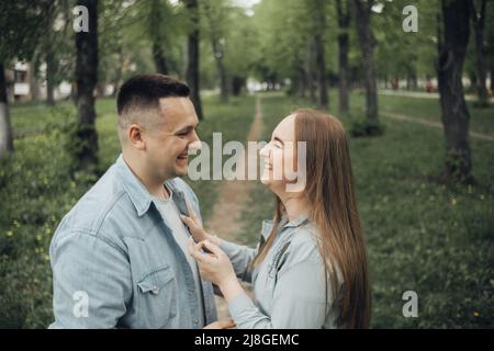 Liebevolles Paar, das im ukrainischen Park und in der Stadt spazieren geht Stockfoto