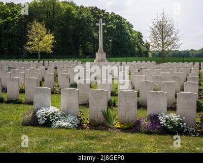 Dies ist der britische Friedhof im Ersten Weltkrieg in La Ville aux Bois. Die meisten von 155 Männern waren während der deutschen Frühjahrsoffensive im April-Mai 1918 KIA Stockfoto