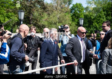 08.05.2022, Berlin, Deutschland, Europa - Andrij Melnyk, Botschafter der Ukraine in Deutschland, verlässt nach der Zeremonie am 8. Mai das sowjetische Kriegsdenkmal. Stockfoto