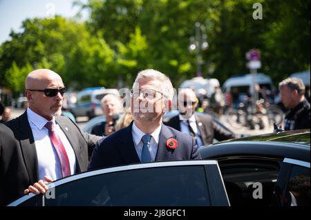08.05.2022, Berlin, Deutschland, Europa - Andrij Melnyk, Botschafter der Ukraine in Deutschland, verlässt nach der Zeremonie am 8. Mai das sowjetische Kriegsdenkmal. Stockfoto