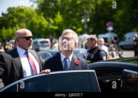08.05.2022, Berlin, Deutschland, Europa - Andrij Melnyk, Botschafter der Ukraine in Deutschland, verlässt nach der Zeremonie am 8. Mai das sowjetische Kriegsdenkmal. Stockfoto