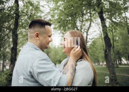 Liebevolles Paar, das im ukrainischen Park und in der Stadt spazieren geht Stockfoto