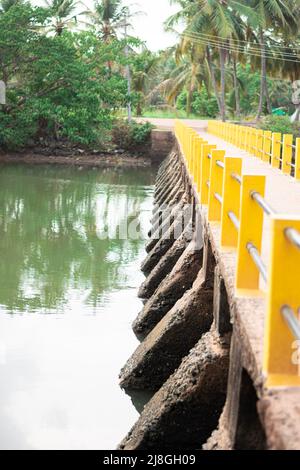 Ein Bild eines Staudamms ist ein kleiner, manchmal vorübergehender Staudamm, der über einen Sau, einen Abflussgraben oder eine Wasserstraße errichtet wurde, um Erosion entgegenzuwirken Stockfoto