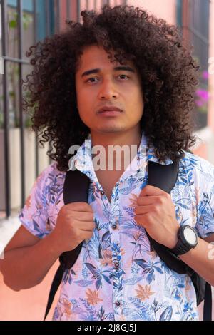 Nahaufnahme des ernsten jungen afrikanischen Mannes Stockfoto