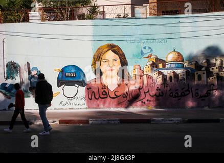 Gaza-Stadt, Gazastreifen, Palästina. 15.. Mai 2022. Gaza, Palästina. 15 Mai 2022. In Gaza-Stadt wurde von palästinensischen Künstlern ein Wandgemälde gemalt, um an Shireen Abu Aqleh zu erinnern und ihre Berichterstattung aus dem Westjordanland und Jerusalem zu würdigen. Abu Aqleh wurde kürzlich durch israelisches Feuer getötet, als sie einen israelischen Überfall im Flüchtlingslager Dschenin im nördlichen Westjordanland verdeckte (Foto: © Ahmad Hasaballah/IMAGESLIVE via ZUMA Press Wire) Stockfoto