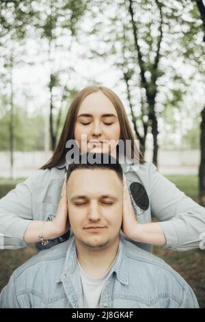 Liebevolles Paar, das im ukrainischen Park und in der Stadt spazieren geht Stockfoto