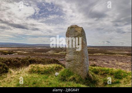 Hob on the Hill ein uralter Grenzstein, der in einer Eisenzeit-Bowl Barrow auf North ings Moor nördlich von Commondale in North Yorkshire liegt Stockfoto