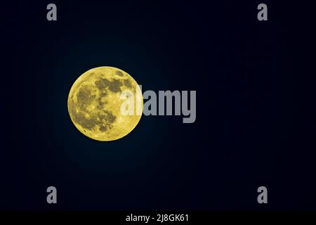 Vollmond in seiner vollen Schönheit Stockfoto