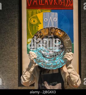 London UK Montag 16 Mai 2022 Leading the Sale Visage en forme d'Horloge, Est £30.000- 50.000 Picasso Mania at Bonams ,London Paul Quezada-Neiman/Alamy Live News Stockfoto