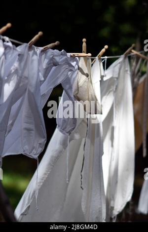 Wäsche hängt an der Leinenlinie Stockfoto