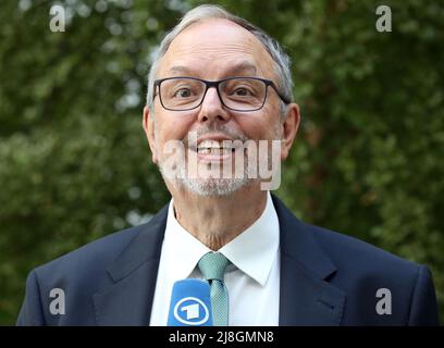 Berlin, Deutschland. 16.. Mai 2022. Georg Thiel, Präsident des Statistischen Bundesamtes, beantwortet nach einer hybriden Pressekonferenz Fragen von Journalisten zur Volkszählung 2022 und zum Beginn der Umfragen. Quelle: Wolfgang Kumm/dpa/Alamy Live News Stockfoto