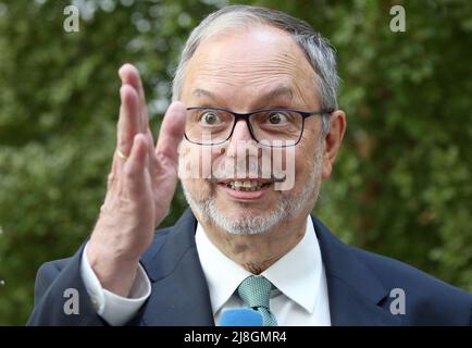 Berlin, Deutschland. 16.. Mai 2022. Georg Thiel, Präsident des Statistischen Bundesamtes, beantwortet nach einer hybriden Pressekonferenz Fragen von Journalisten zur Volkszählung 2022 und zum Beginn der Umfragen. Quelle: Wolfgang Kumm/dpa/Alamy Live News Stockfoto