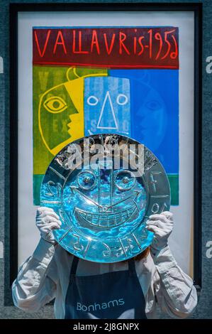 London, Großbritannien. 16.. Mai 2022. Visage en forme d'Horloge, (Schätzung £30.000 - 50.000) - Eine Vorschau auf den Verkauf von Bonhams in Picassomania in der New Bond Street. Der Verkauf findet am 18.. Mai 2022 statt. Kredit: Guy Bell/Alamy Live Nachrichten Stockfoto