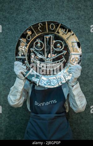 London UK Montag 16 Mai 2022 Leading the Sale Visage en forme d'Horloge, Est £30.000- 50.000 Picasso Mania at Bonams ,London Paul Quezada-Neiman/Alamy Live News Stockfoto