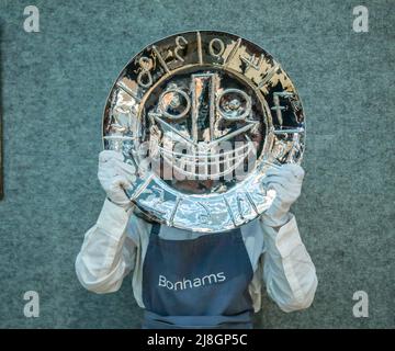 London UK Montag 16 Mai 2022 Leading the Sale Visage en forme d'Horloge, Est £30.000- 50.000 Picasso Mania at Bonams ,London Paul Quezada-Neiman/Alamy Live News Stockfoto