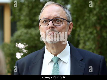 Berlin, Deutschland. 16.. Mai 2022. Georg Thiel, Präsident des Statistischen Bundesamtes, beantwortet nach einer hybriden Pressekonferenz Fragen von Journalisten zur Volkszählung 2022 und zum Beginn der Umfragen. Quelle: Wolfgang Kumm/dpa/Alamy Live News Stockfoto