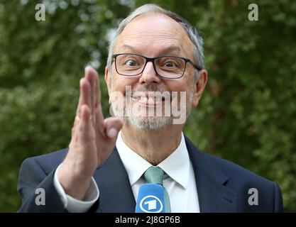 Berlin, Deutschland. 16.. Mai 2022. Georg Thiel, Präsident des Statistischen Bundesamtes, beantwortet nach einer hybriden Pressekonferenz Fragen von Journalisten zur Volkszählung 2022 und zum Beginn der Umfragen. Quelle: Wolfgang Kumm/dpa/Alamy Live News Stockfoto