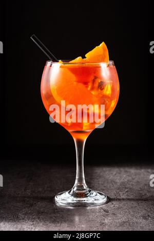 Glas Aperol Spritz Cocktail auf schwarzem Hintergrund Stockfoto