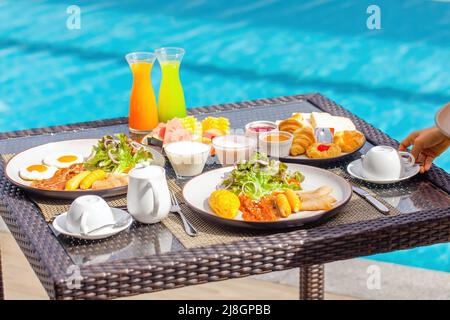 Die Kellnerin serviert Frühstück im Restaurant des Luxushotels, Resort Stockfoto