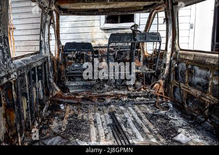 Bucha, Oblast Kiew, Ukraine. 15.. Mai 2022. Ein Fahrzeug, das vom russischen Militär zerstört wurde. (Bild: © Michael Brochstein/ZUMA Press Wire) Stockfoto