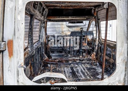 Bucha, Oblast Kiew, Ukraine. 15.. Mai 2022. Ein Fahrzeug, das vom russischen Militär zerstört wurde. (Bild: © Michael Brochstein/ZUMA Press Wire) Stockfoto