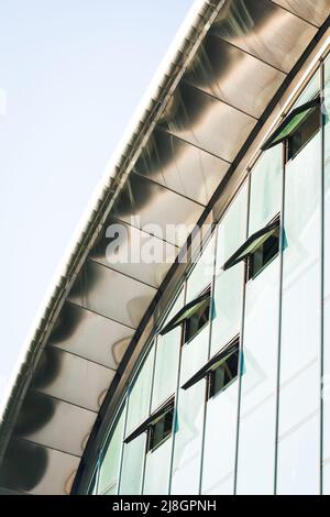 Futuristische Architekturdetails. Moderne Metall- und Glasbaudetails. Stockfoto