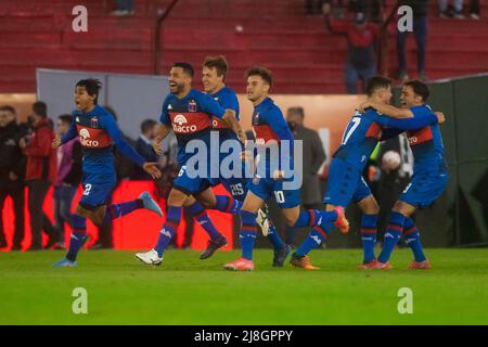 Buenos Aires, Argentinien. 15.. Mai 2022. Die Spieler von Tigre feiern nach dem Gewinn des Halbfinalmatches der Copa De la Liga 2022 zwischen Tigre und Argentinos Junioren im Tomas Adolfo Duco Stadion.Endstand: Tigre 3:1 Argentinos Juniors Credit: SOPA Images Limited/Alamy Live News Stockfoto