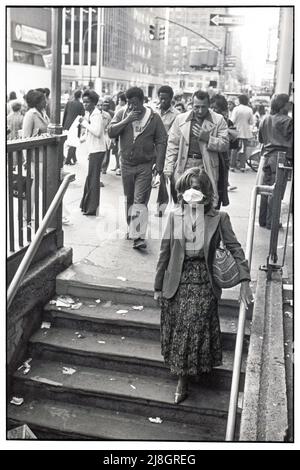 Ein Foto von 1977 von einer Frau, die während des Ausbruchs der Legionärskrankheit in New York City eine chirurgische Markierung trug Stockfoto