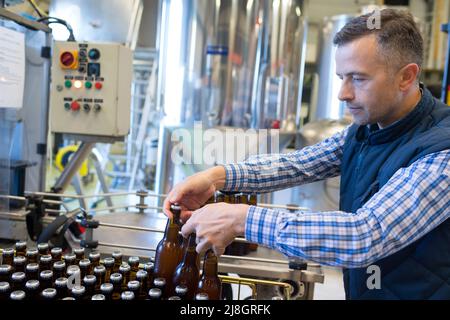 Portrait des Herstellers Bier in der Brauerei Stockfoto