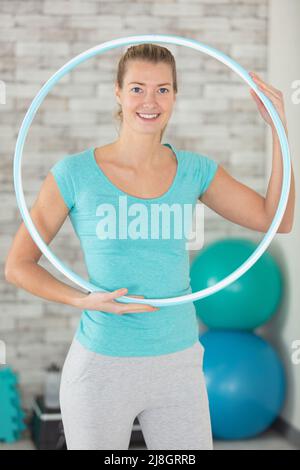 Frau heraus arbeiten mit hoola Hoop Stockfoto