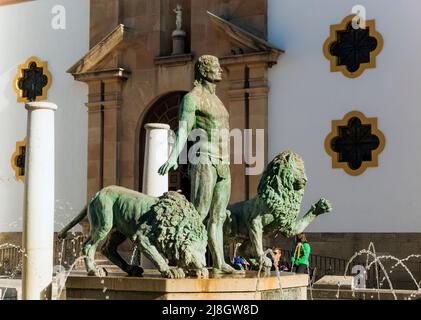 Ronda, Provinz Malaga, Andalusien, Südspanien. Brunnen auf der Plaza del Socorro ist eine dreidimensionale Darstellung des andalusischen Wappens. Sie Stockfoto