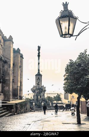 Wintertag in Cordoba, Provinz Cordoba, Andalusien, Südspanien. Calle Torrijos und die Säule, die als Triunfo de San Rafael bekannt ist. Auf der linken Seite Stockfoto