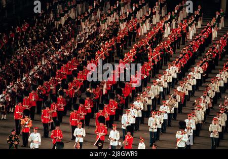 Die massierten Pfeifen und Trommeln beim Edinburgh Military Tattoo 1996 auf der Esplanade des Edinburgh Castle, aufgeführt vom 2.. Bis 24.. August Stockfoto