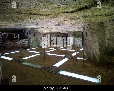 Dies ist der unterirdische befestigte Kalksteingrubenkomplex des Caverne du Dragon Museum auf dem Kamm des Chemin des Dames in Nordfrankreich Stockfoto