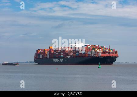 Stade, Deutschland – 11. Mai 2022: Das von Hapag-Lloyd betriebene Großcontainerschiff AL NEFUD fährt auf der Elbe nach Hamburg und transportiert es per Massengutfrachter Stockfoto