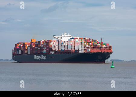 Stade, 11. Mai 2022: Das von Hapag-Lloyd betriebene Großcontainerschiff AL NEFUD auf der Elbe in Richtung Hamburg Stockfoto