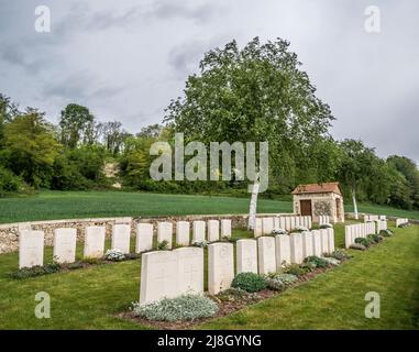 Dies ist der britische Friedhof von Vendresse aus dem Ersten Weltkrieg. Das Gebiet wurde während des Krieges schwer umkämpft mit vielen Gräbern von 1914 dann später im Jahr 1918 während t Stockfoto